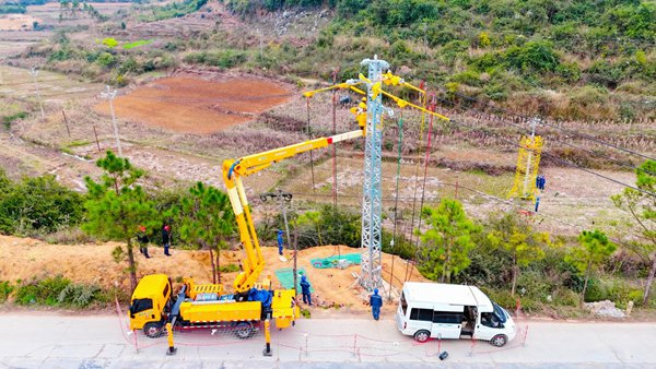 （广南供电局旧莫供电所工作人员开展10kV底基线新建工程带电作业现场，该工程已完工。韦银荧/摄）