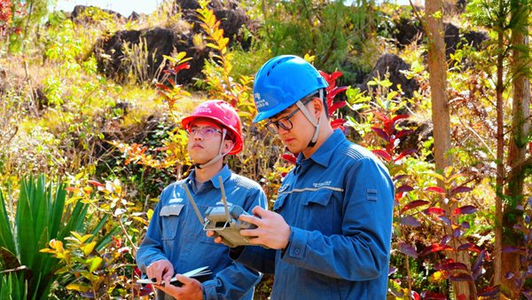 （广南供电局篆角供电所的巡检队员操作无人机。韦银荧/摄）