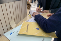 上海二手房交易中心乌泱泱挤满人，感受楼市“小阳春”