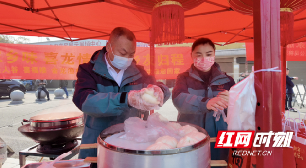 为返乡旅客准备了热腾腾的包子。