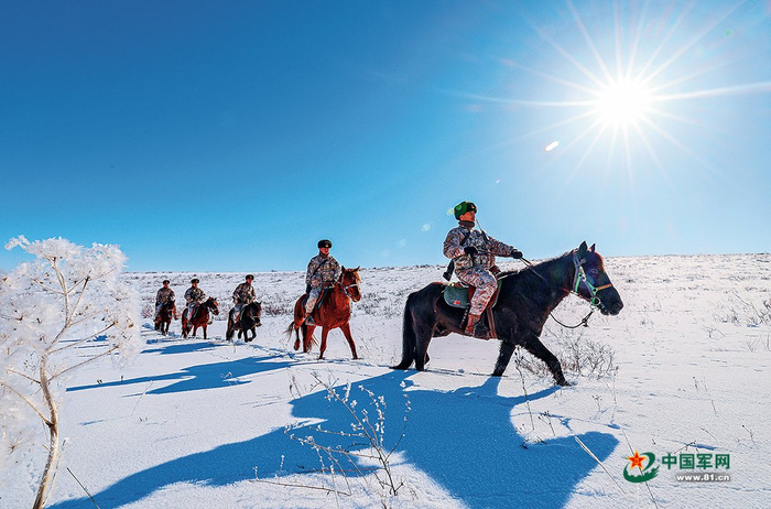 　　近日，新疆军区某边防连官兵骑马执行巡逻任务。付 洋摄