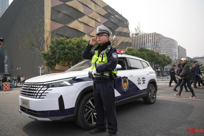 ▲交警佩戴智能眼镜执勤，身边是“成都造”警车