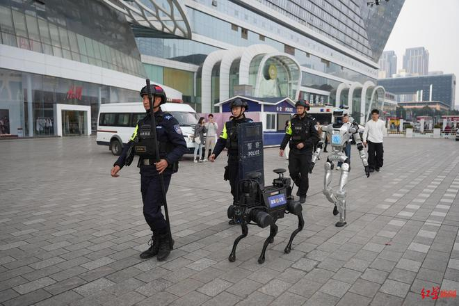 ▲警察与智能人形机器人与机器狗在环球中心巡逻