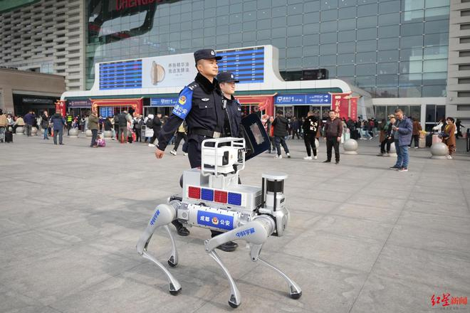 ▲警察与警务机械狗在成都东站巡逻