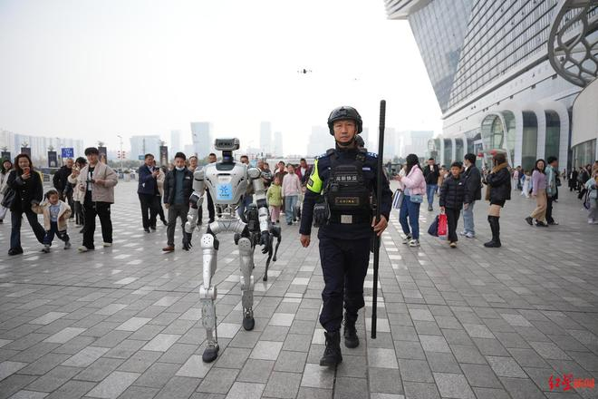 ▲警察与智能人形机器人与机器狗在环球中心巡逻，空中是警用无人机