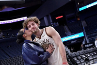 波杰姆斯基罕见晒与女友合照 庆祝情人节🌹