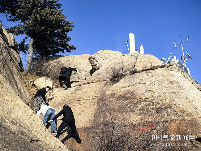 华山气象站工作人员手脚并用攀爬东峰，巡检气象站 张红平摄影