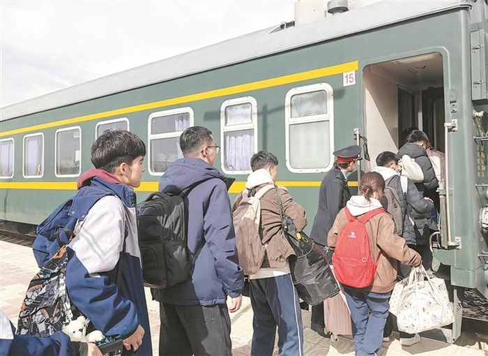     2月12日，昆玉火车站的旅客们有序排队登上列车。马春燕  摄
