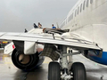 一波音737客机滑行中“断腿”：机翼顶穿、发动机砸地
