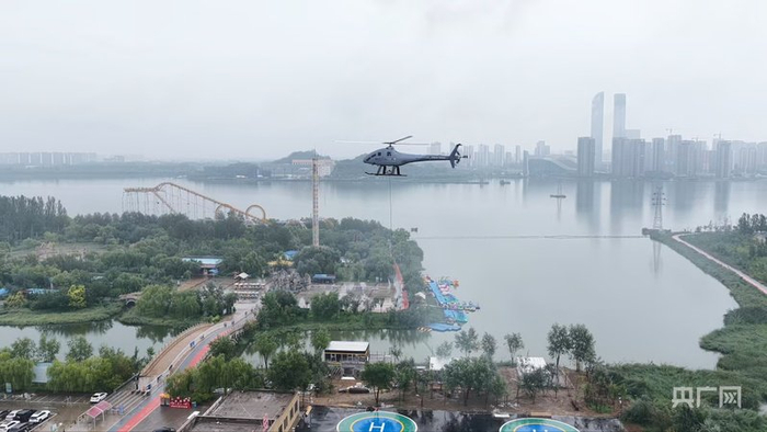 无人救援直升机正进行吊运演示（央广网记者  齐平  摄）
