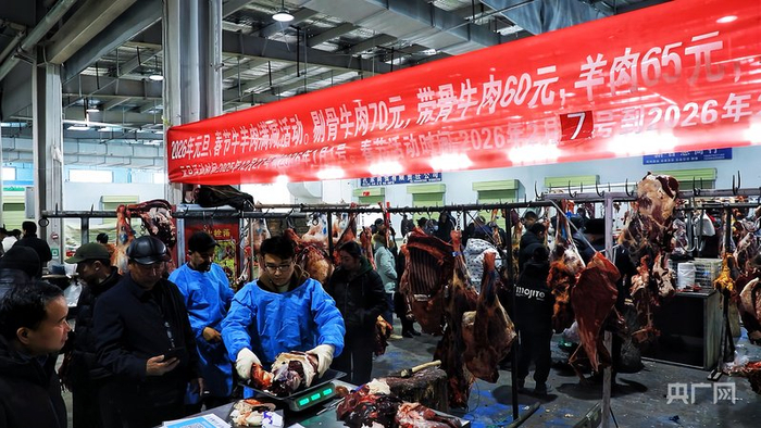 阿合奇县市场内新春商品琳琅满目，优惠促销活动接连不断  （央广网发  阿合奇县融媒体中心供图）
