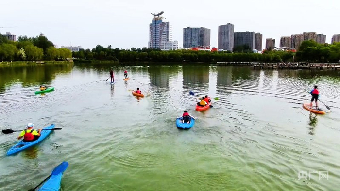 每到夏天，生态优美的典农河便成为市民休闲嬉戏的好去处（央广网记者  齐平  摄）