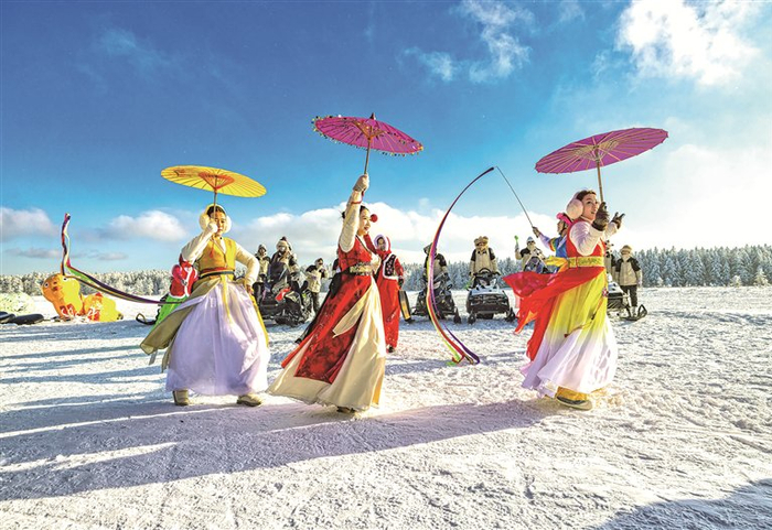 在吉林省延边朝鲜族自治州，能歌善舞的朝鲜族群众穿上节日盛装，在长鼓、洞箫、唢呐等民族器乐声中载歌载舞。刘在学 摄