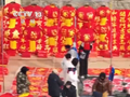 各地年货市场一派喜庆热闹景象 节日消费又“稳”又“旺”