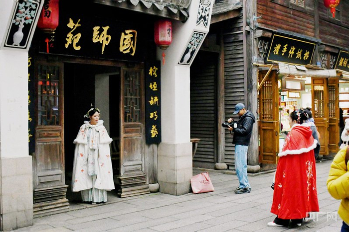 两名女生在坊巷里拍摄非遗妆造（央广网记者  龚雯  摄）