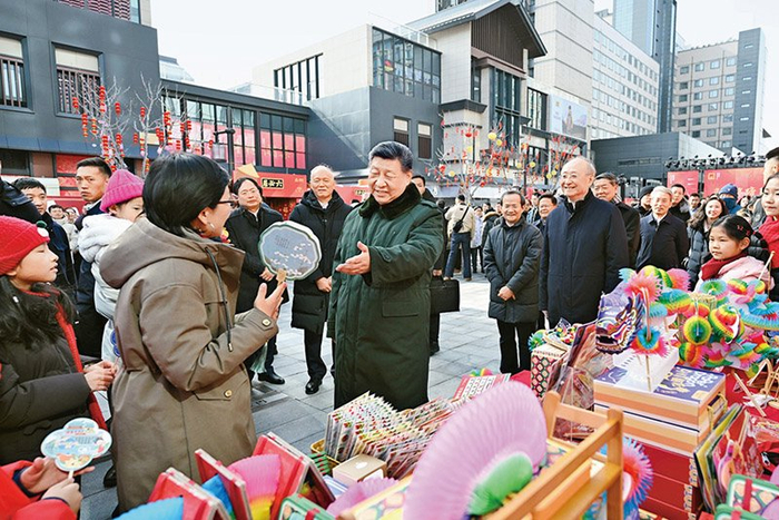 　　2026年2月9日至10日，中共中央总书记、国家主席、中央军委主席习近平在北京考察并看望慰问基层干部群众。这是10日上午，习近平在东城区隆福寺街区新春市集考察时，同现场群众亲切交流。 新华社记者 燕雁/摄