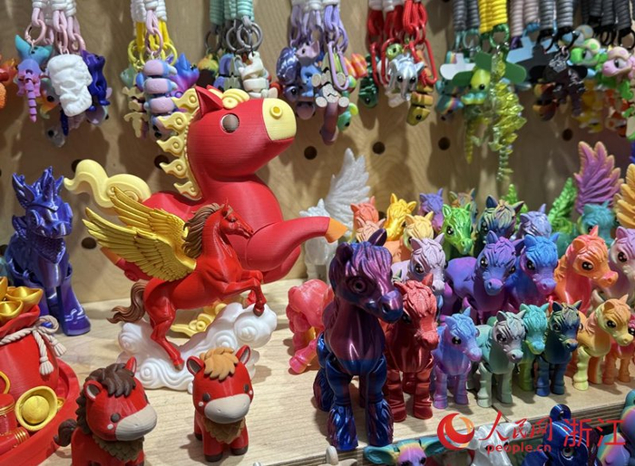 3D打印小马摆件。人民网记者 方彭依梦摄