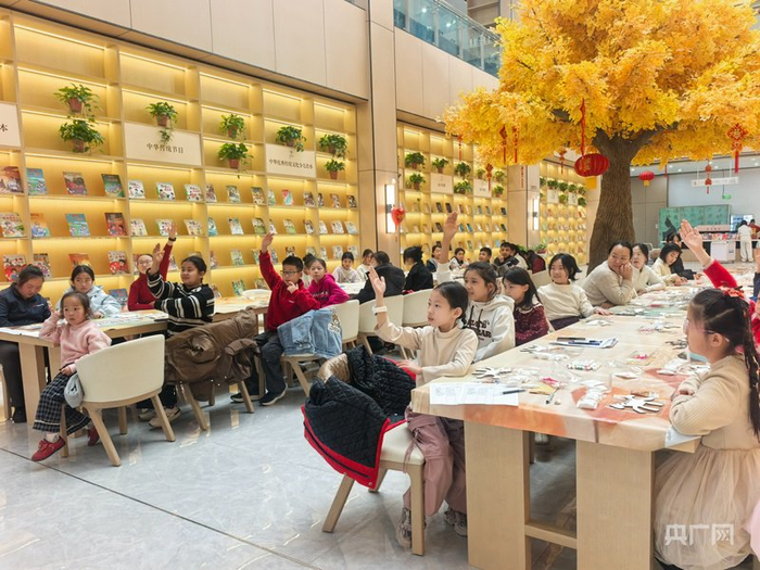 巴楚县图书馆开展“马年”主题亲子手工坊系列活动  （央广网发  郑晓芳  摄）