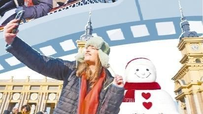 与大雪人同框。    本版图片均为资料片