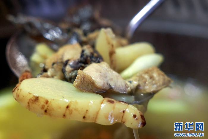 天麻炖鸡（2025年11月24日摄）。新华网发（徐华陵 摄）