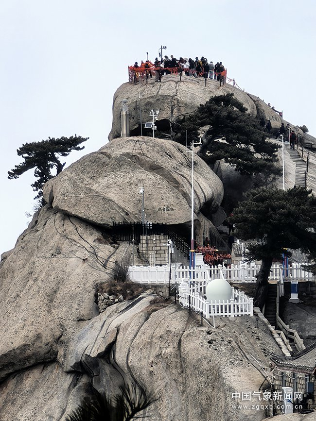 建在华山西峰山巅上的华山国家基准气候站 张红平摄影