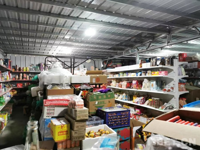 图为地震后村民支持张苗苗在板房中重新开办起爱佳超市　受访者供图