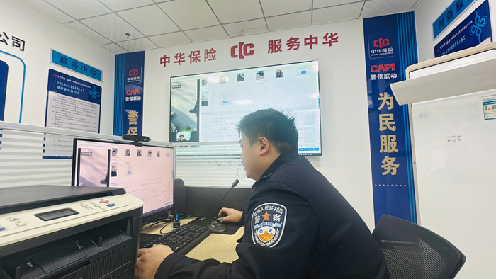 交警正通过现场视频连线处理交通事故。李萍 摄