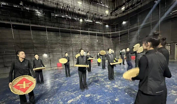 演员们正在排练 图据眉山市歌舞剧院