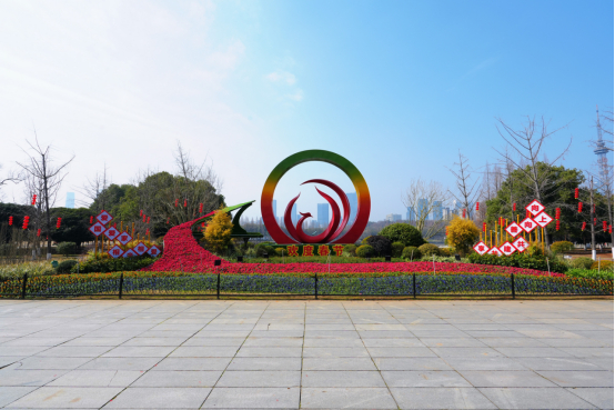 满城花海迎新春，迎你归来。