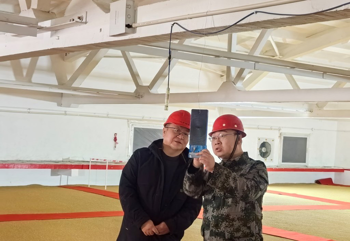 2月14日，在河北开源粮油储备库有限公司，田军（左）和胡保岩查看粮仓气温。河北日报记者 贡宪云摄