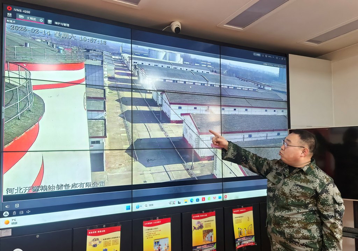 2月14日，河北开源粮油储备库有限公司仓储部经理胡保岩介绍绿色智能储粮新技术。河北日报记者 贡宪云摄