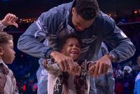 儿子竖起大拇指为小卡加油！字母哥赶紧按下教他拇指向下😅