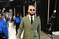 全明星条纹队入场穿搭：库里&amp;布伦森西装黑超 杜兰特帽衫棒球服