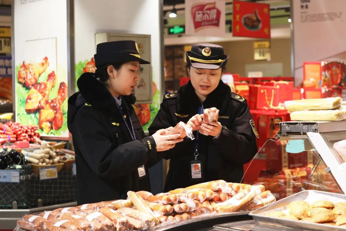 春节临近，河北省唐山市丰润区市场监督管理局开展节日市场食品安全检查，保障群众度过一个平安祥和的春节。朱大勇摄
