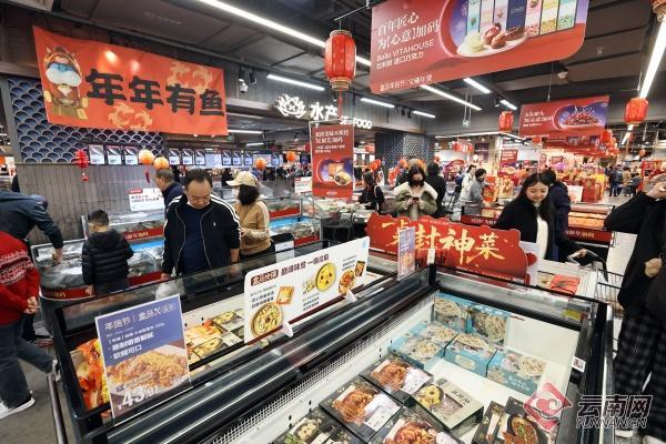 市民在盒马鲜生昆明顺城购物中心店内选购“快手菜”。记者 陈飞 摄