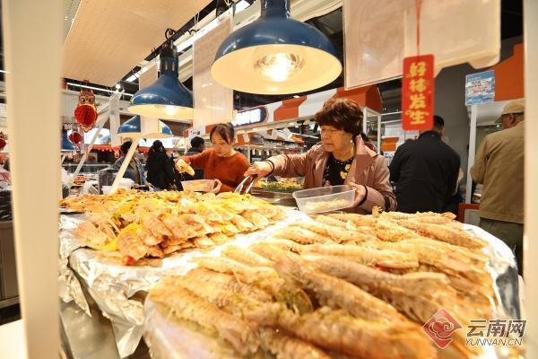市民在盒马鲜生昆明顺城购物中心店内选购海鲜商品。记者 陈飞 摄