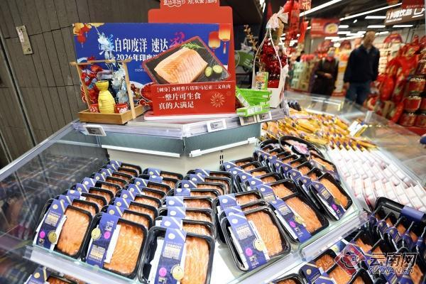 市民在盒马鲜生昆明顺城购物中心店内选购海鲜商品。记者 陈飞 摄