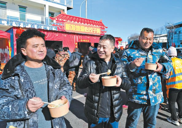 新发地留守商户吃上热气腾腾的饺子。 本报记者 刘平 摄