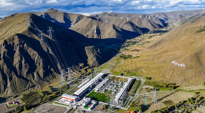 甘孜1000千伏特高压变电站以及1000千伏甘天双回线路。（李威 摄）