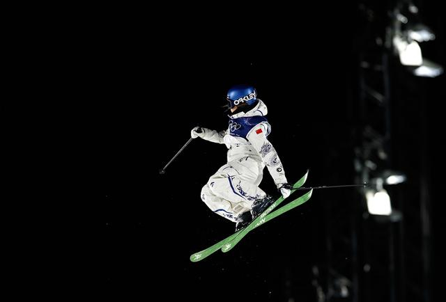 　　2月14日，中国选手谷爱凌在比赛中。 当地时间2月14日，米兰-科尔蒂纳冬奥会自由式滑雪女子大跳台比赛在意大利利维尼奥举行。 新华社记者 王鹏 摄