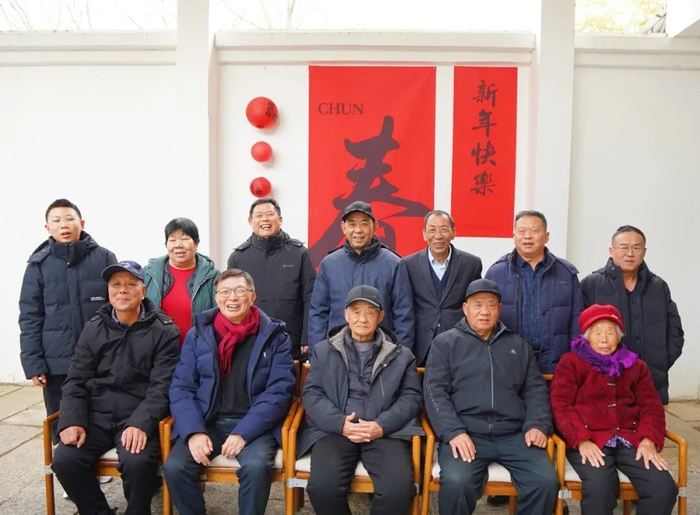 苑举正教授回山东老家与亲人拍摄的全家福