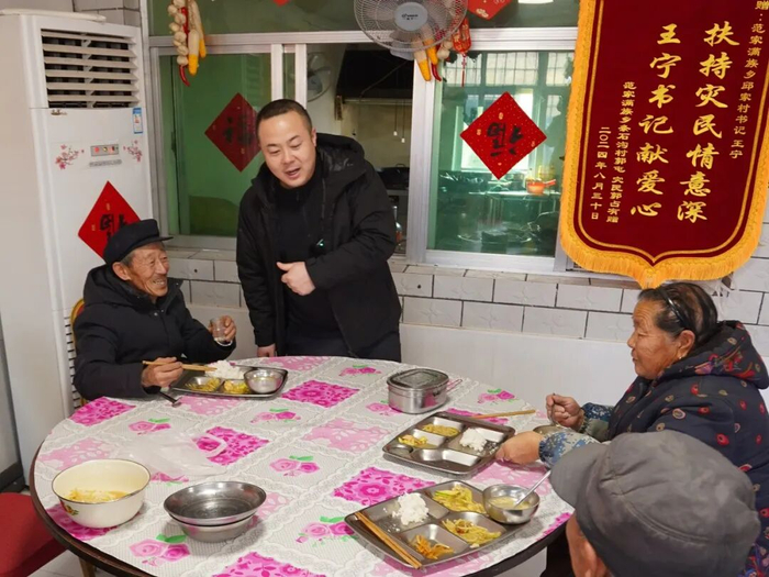 村支书王宁在食堂看望吃饭的老人们