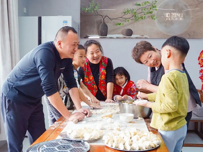 然姐一家在包饺子