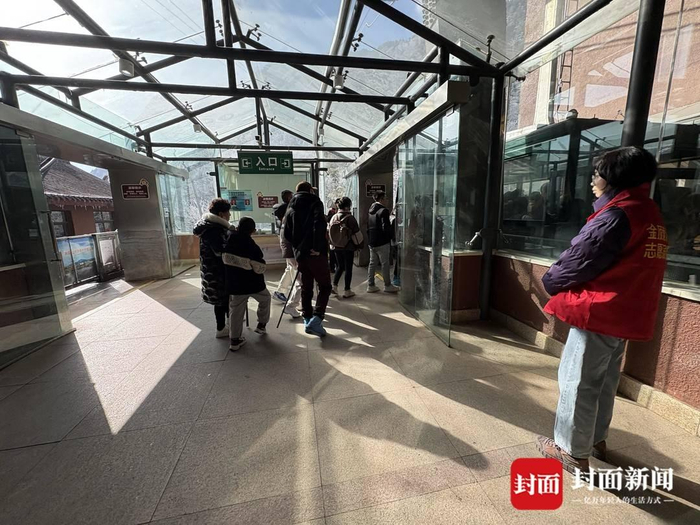 游客正在排队坐索道 封面新闻记者杜卓滨摄