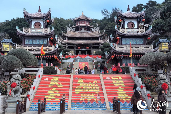 春节前夕的湄洲岛，张灯结彩。人民网记者 林晓丽摄
