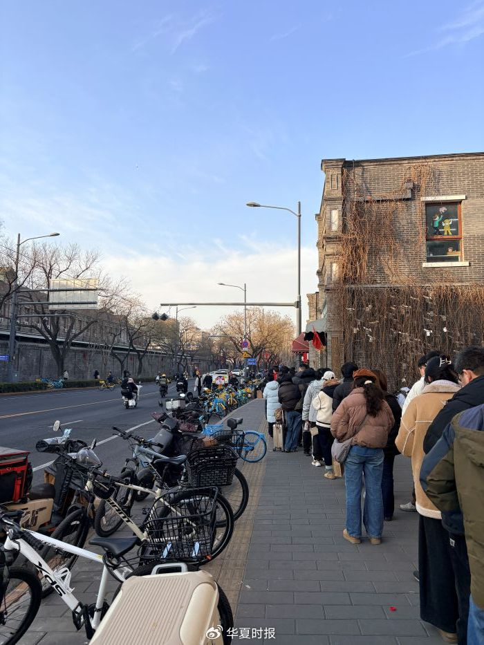门前正在排队的稻香村零号店。 李凯旋/摄