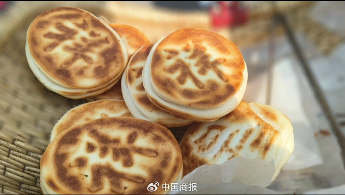 喷香的火烧出炉了。