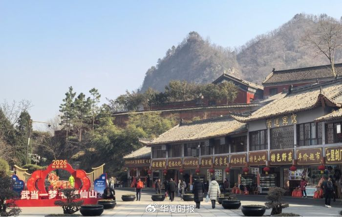 武当山景区内商铺。董红艳/摄