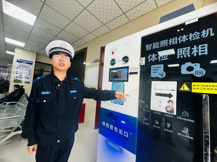 一师阿拉尔垦区公安局事故快处中心的自助体检舱，几分钟可完成驾驶证体检。李萍 摄