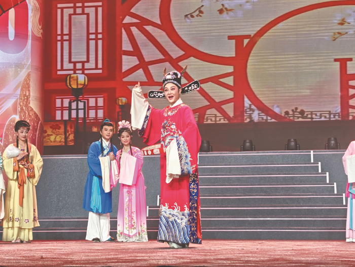 安庆市春节联欢晚会戏曲节目《戏苑游春 梅香宜城》。本报记者 陈成 